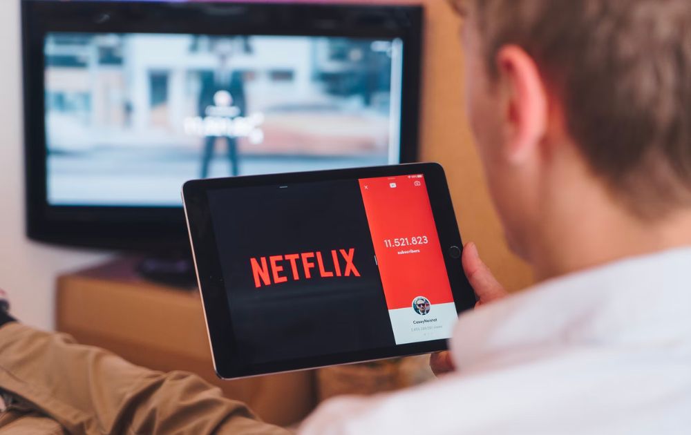 man watching netflix on the tablet